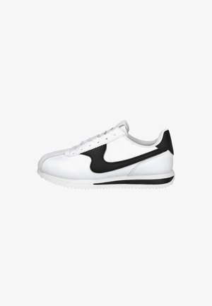 Zapatilla de cuero blanca con un swoosh de ante negro. Cuenta con una punta redondeada, cordones planos y una suela de goma texturizada con una franja negra.