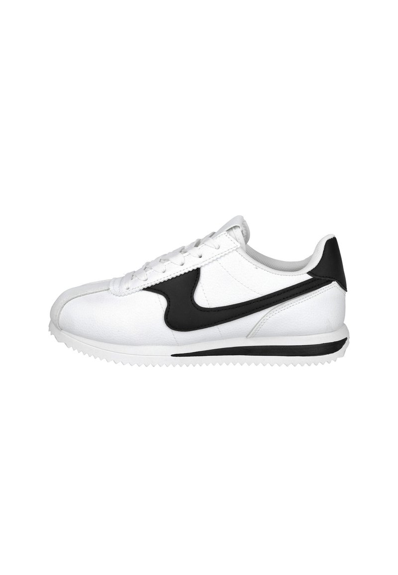 Zapatilla de cuero blanca con un swoosh de ante negro. Cuenta con una punta redondeada, cordones planos y una suela de goma texturizada con una franja negra.