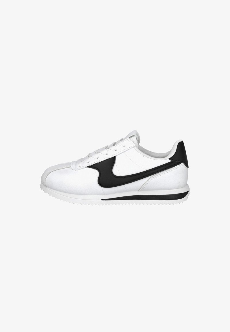 Zapatilla de cuero blanca con un swoosh de ante negro. Cuenta con una punta redondeada, cordones planos y una suela de goma texturizada con una franja negra.
