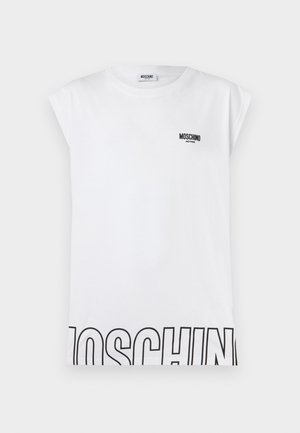 Biely tielkový top s čiernym logom "Moschino Active" na hrudi a veľkým textom "Moschino" čiastočne viditeľným na spodnom leme.