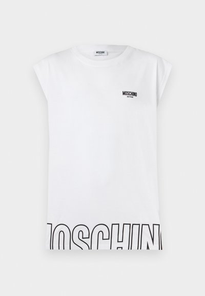 Άσπρο αμάνικο μπλουζάκι με μαύρο λογότυπο "Moschino Active" στο στήθος και μεγάλο κείμενο "Moschino" μερικώς ορατό στο κάτω μέρος.