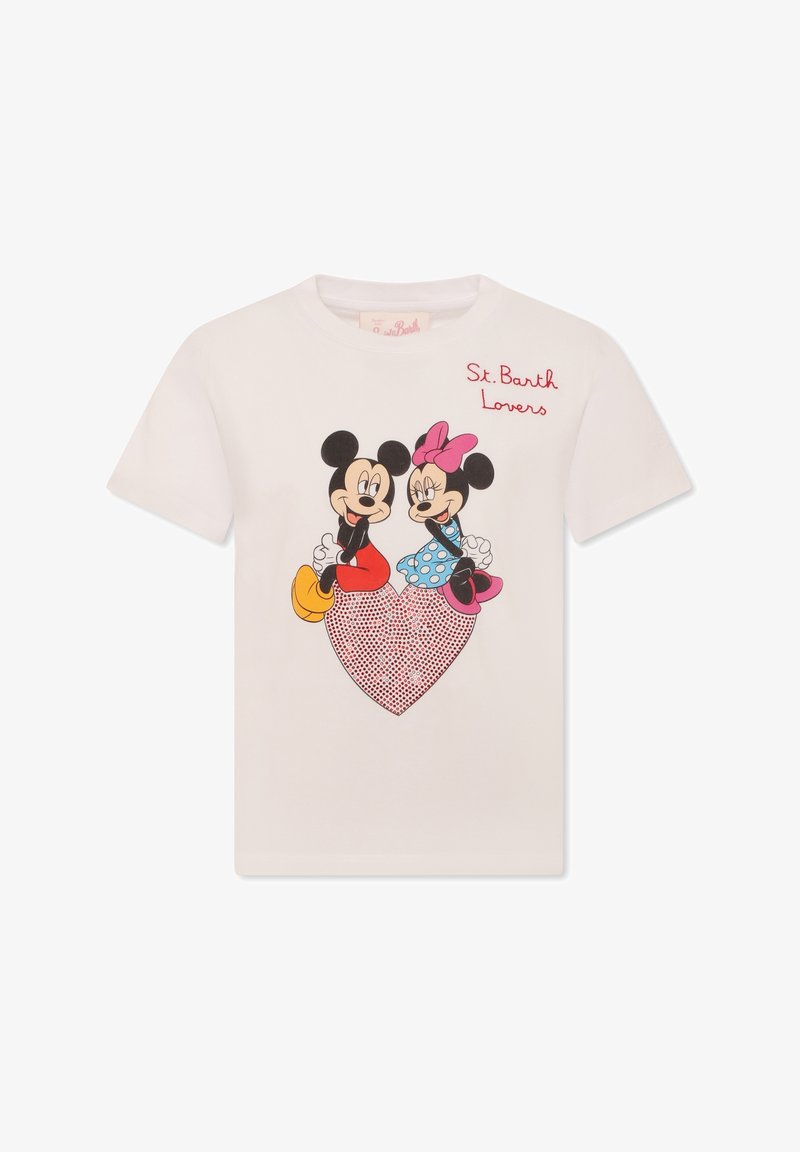 T-shirt blanc avec un design imprimé de Mickey et Minnie Mouse à l'intérieur d'un cœur, avec le texte "Amoureux de St. Barth" en rouge au-dessus.