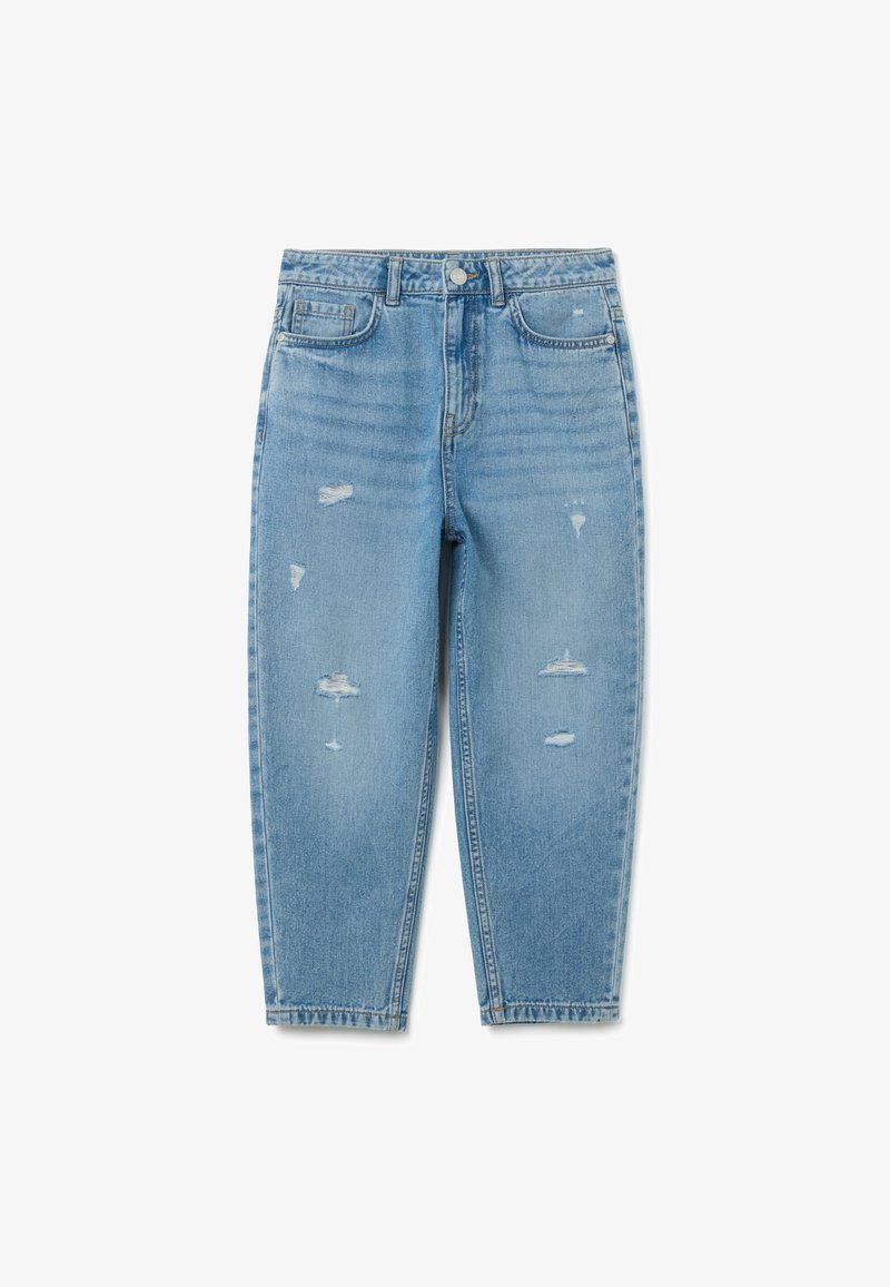 Jeans de mezclilla azul claro con un corte relajado, que presentan detalles desgastados, bolsillos frontales y un cierre de cremallera con botón.