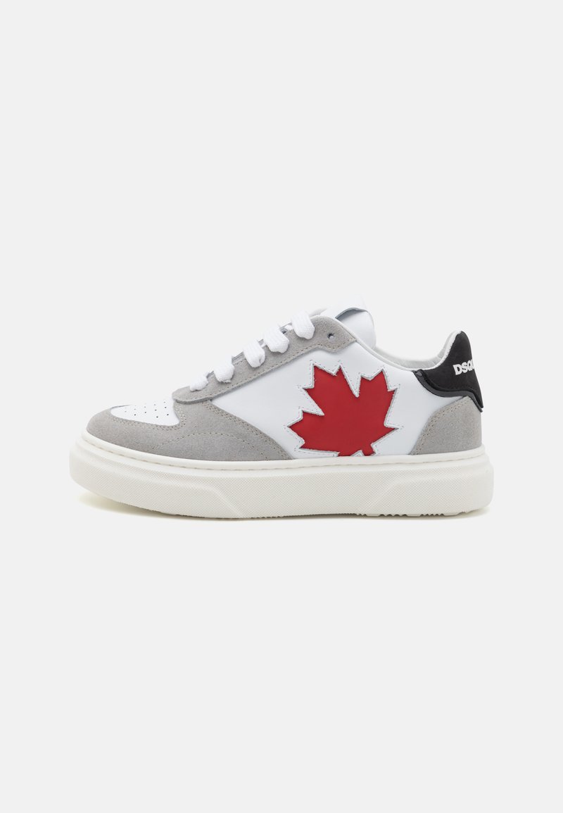 Zapatillas blancas y grises con un diseño de hoja de arce roja, materiales de gamuza texturizada y cuero, puntera redonda y cordones blancos.