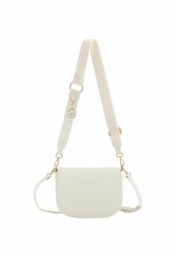 Cremefarvet faux læder crossbody taske med en buet form, justerbar rem og detaljer i guldfarvet metal. Har et sidehåndtag for alsidighed.