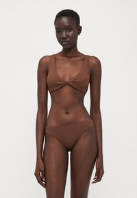 Brun ribbet bikini-set med scoop-hals og tykke stropper på toppen, sammen med lavt hengende bunn, begge i en matchende tekstur.