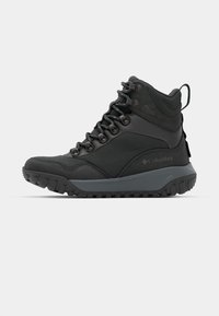 Botas de caminhada pretas com parte superior em sintético texturizado, colarinho acolchoado, ilhós de metal e sola de borracha robusta para maior tração.