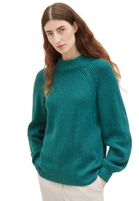 Türkiser, gerippter Strickpullover mit hohem Kragen und Raglanärmeln. Der Stoff hat eine weiche Textur und enganliegende Manschetten, mit einer lockeren Silhouette.