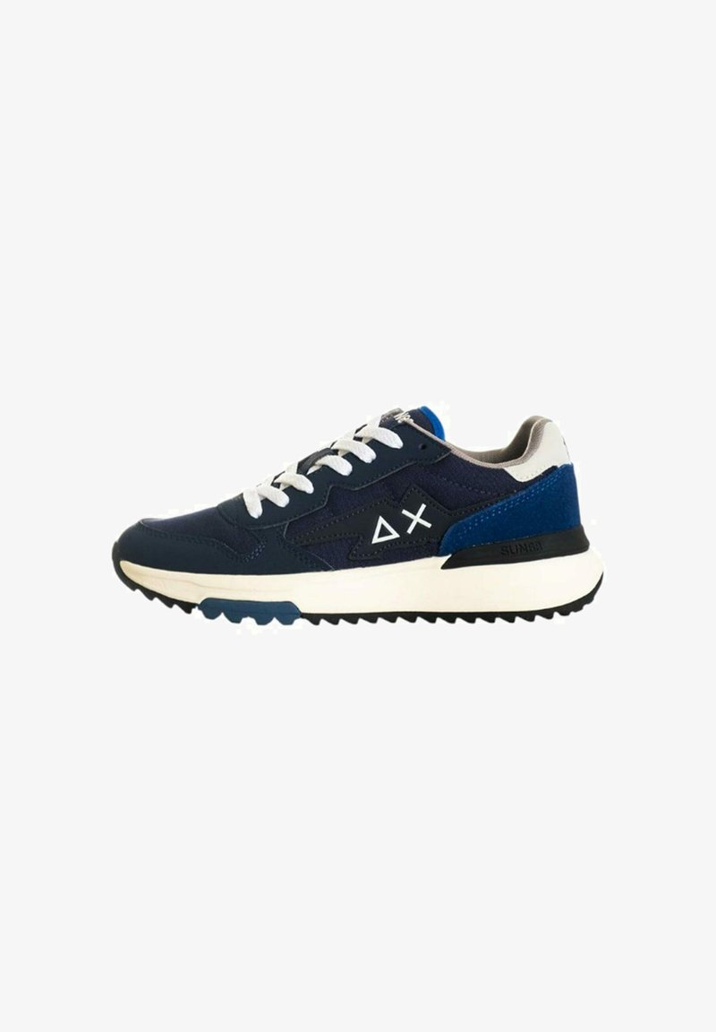 Sneaker blu navy con una combinazione di materiali lisci e testurizzati. Lacci bianchi, dettagli con logo e una suola nera robusta con una leggera intersuola a contrasto.