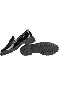 Černé lakované kožené mokasíny s gumovou podrážkou, zaoblenou špičkou a páskem přes nárt. Texturované dno pro lepší přilnavost.