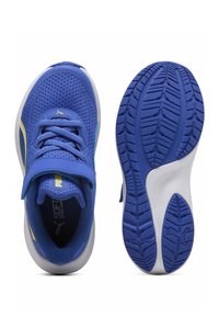 Μπλε αθλητικό παπούτσι Puma με επάνω μέρος από δίχτυ, κορδόνια και λουράκι με επικόλληση Velcro, εμφανιζόμενο από πάνω και από την σόλα, σε λευκό φόντο.