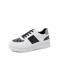Sneaker bianco in pelle con accenti neri e lato decorato. Presenta una suola spessa bianca e lacci neri. Punta arrotondata e design low-top.