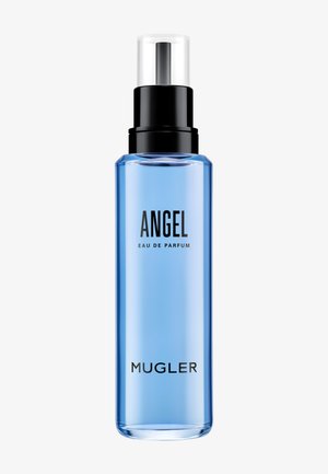 Flacon spray en verre bleu étiqueté Angel Eau de Parfum par Mugler avec un spray noir et un capuchon en plastique transparent.