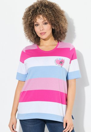 Camiseta de rayas en rosa, azul claro y blanco, con escote redondo, mangas cortas y un diseño de corazón con un ojo en el pecho.