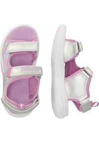 Lila und silberne Sandalen aus synthetischem Material, mit Klettverschluss, atmungsaktivem Mesh-Obermaterial und einer strukturierten weißen Gummisohle.