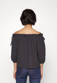 ONLY ONLTILLA THYRA OFF SHOULDER - Blusa - phantom
