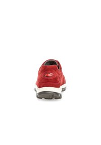 Sneaker in suede rosso con punta rotonda, suola imbottita e dettagli texture. Presenta un logo vicino al tallone e una fodera interna nera.