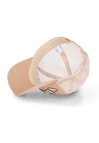 Gorra beige con un frente de tela suave, parte trasera de malla y detalles bordados. Cuenta con un visor curvado y una correa ajustable para un mejor ajuste.