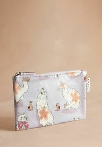 Pochette a motivo di gatti realizzata in tessuto, con gatti di vari colori pastello su uno sfondo violaceo chiaro. Chiusura con zip nella parte superiore.