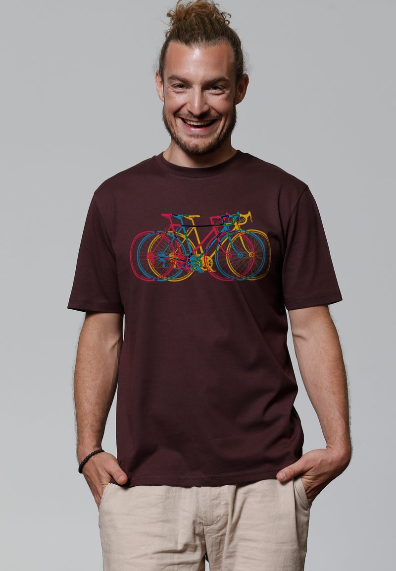 Bordeaux t-shirt met een kleurrijke fietsafbeelding in roze, geel, groen en blauw. Korte mouwen en lichtgewicht katoenmateriaal.