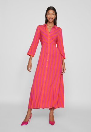 Robe longue et boutonnée avec de grandes rayures verticales rose et orange. Présente un col et des manches trois-quarts, fabriquée en tissu léger.