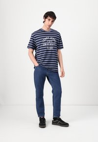 Tommy Jeans STRIPE TEE - Marškinėliai su spaudiniu - dark night navy/blue moment