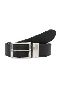 Ceinture en cuir noire avec une boucle en métal argent�é, présentant une texture lisse et un design classique. Comprend un détail de couture résistante.