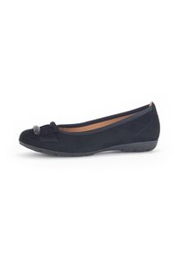 Schwarze Wildleder-Ballerinas mit runder Spitze, die vorne eine kleine Schleifenapplikation und eine flexible Gummisohle haben.