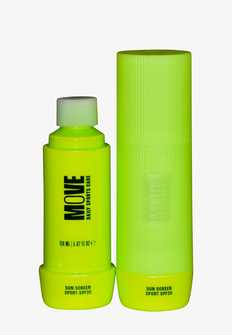 Neon gule solkremflasker, en sylinderformet og ribbet, den andre avsmalnet; begge merket "MOVE" med "SPORT SPF30" i svart tekst.