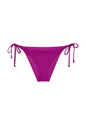 Bas de bikini violet avec des liens sur les côtés ornés de petites perles décoratives, sur fond blanc.