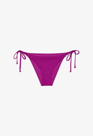 Lila bikini alsó oldalán kis díszítő gyöngyökkel, fehér háttér előtt.