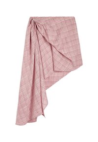 Czerwono-biała w kratkę chusta z lekkiego materiału, charakteryzująca się luźnymi fałdami i asymetrycznym wzornictwem o miękkiej fakturze.