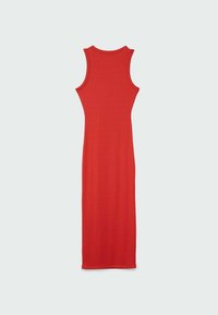 Robe longue rouge sans manches avec un col rond, vue de dos sur un fond uni gris clair.