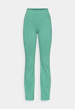 Mintgrønne leggings med høy midje, laget av et mykt, elastisk stoff. Har en utsvingt nederkant. Ingen synlige mønstre eller detaljer.