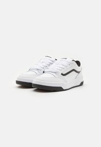 Baskets de sport blanches avec des accents noirs. Comprend un design à lacets, un col rembourré et une semelle en caoutchouc texturée pour une meilleure adhérence. Le matériau semble synthétique.