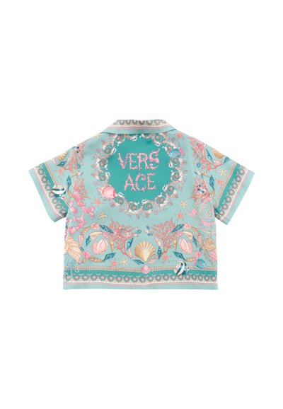 Korte mouwen turquoise shirt met levendige patronen van koraal, schelpen en sterrenvissen. Beschikt over "VERSACE" in roze borduursel op de achterkant.