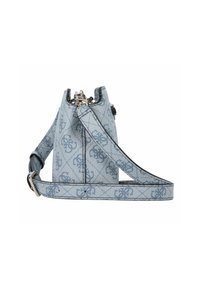 Borsa a secchiello in denim blu con design a fantasia, hardware in argento, tracolla regolabile e forma strutturata. Chiusura con zip nella parte superiore.