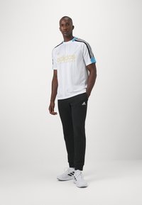 adidas Sportswear HOUSE OF TIRO NATIONS PACK - Marškinėliai su spaudiniu - white/light blue/black