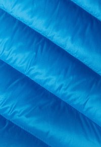 Tissu matelassé léger bleu avec des coutures diagonales, présentant une texture lisse et brillante et une teinte vibrante, idéal pour l'isolation.