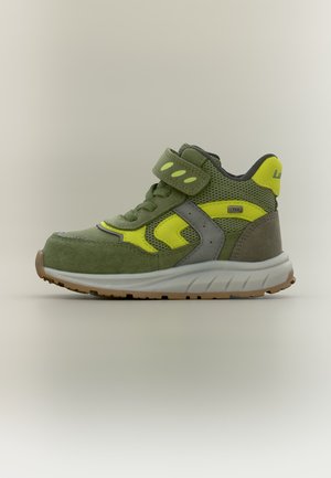 Børns grønne og gule høje sneaker med velcrolukning, mesh- og ruskindsmaterialer, hvid sål og brun slidbane, vist fra siden.