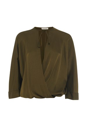 Blusa avvolgente verde oliva con chiusura a fiocco al collo, maniche lunghe e una texture morbida e liscia. Presenta un design con scollatura a V profonda.