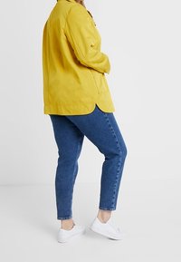 Persona by Marina Rinaldi Kort kappa / rock - yellow