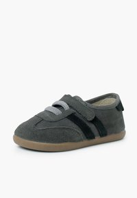 Sneaker per bambini grigio scuro con lacci grigio chiaro, strisce laterali nere, cinturino in velcro e suola marrone su sfondo bianco.