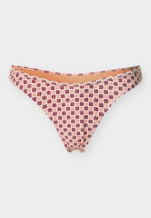 Vysoké spodné diely bikín so štvorcovým vzorom v svetloružovej, vínovej a broskyňovej farbe na jednofarebnom pozadí.
