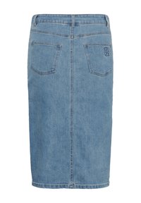 Vue arrière d'une jupe en denim bleu clair longueur genou avec deux poches arrière et passants pour ceinture.