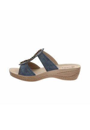 Sandale bleue à enfiler avec deux brides, décorée de petites perles, et une semelle compensée beige matelassée avec des détails texturés.