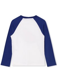 Koszula z długim rękawem z białym korpusem i niebieskimi rękawami raglanowymi. Wykonana z bawełny, o prostym wzornictwie i okrągłym dekolcie.