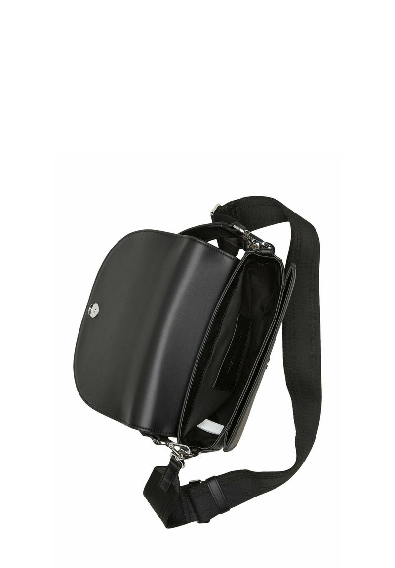 Schwarze Leder-Crossbody-Tasche mit Klappenverschluss, verstellbarem Stoffriemen und Innenfach. Mit silbernem Logo und glatter Textur.