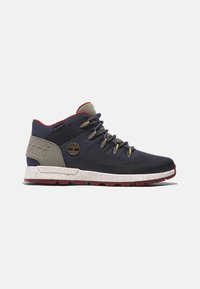 Granatowe sneakersy typu high-top z szarymi i czerwonymi akcentami, siateczkowa cholewka, okrągłe sznurówki, wyraźna biała, nakrapiana podeszwa środkowa oraz detal z logo na pięcie.