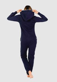 Navyfarbener Overall aus weichem Stoff, mit Kapuze, langen Ärmeln und elastischen Bündchen an den Knöcheln, mit einem schlanken und stromlinienförmigen Design.